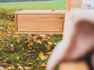 Závěsný noční stolek #prostedub #dub #masiv #masivninabytek #zima #podzim #teplodomova #vánoce #svatky #jiznicechy #praha...